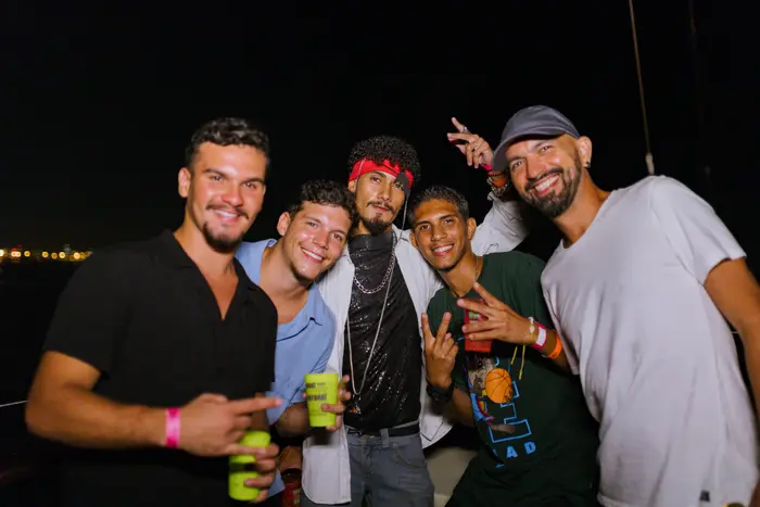 FIESTA EN BARCO NOCTURNO | B.B · 22