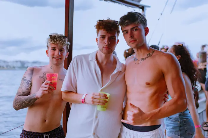 FIESTA EN BARCO SUNSET | B.B · 18