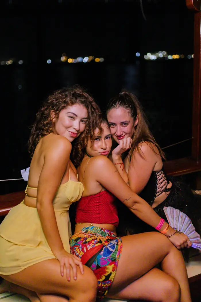 FIESTA EN BARCO NOCTURNO | B.B · 20