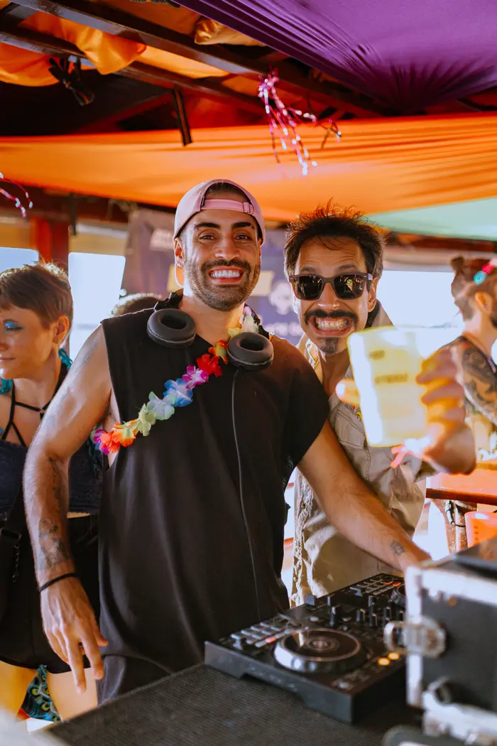 FIESTA EN BARCO SUNSET | B.B · 24