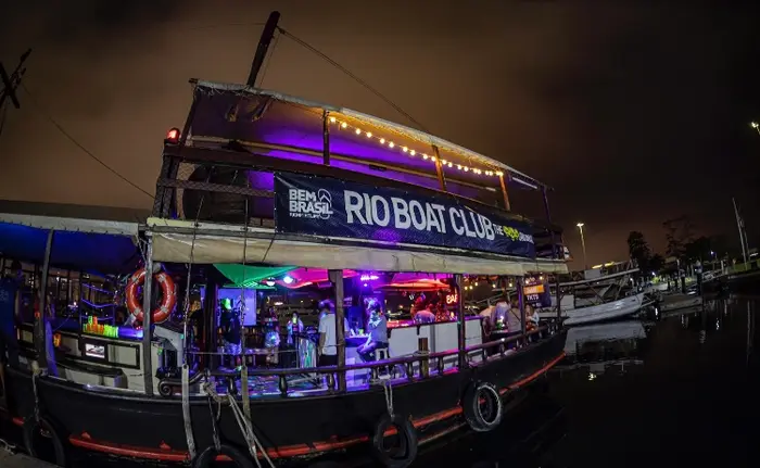 FIESTA EN BARCO NOCTURNO | B.B · 13