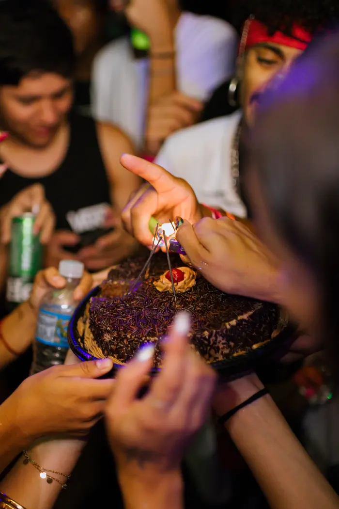 FIESTA EN BARCO NOCTURNO | B.B · 17