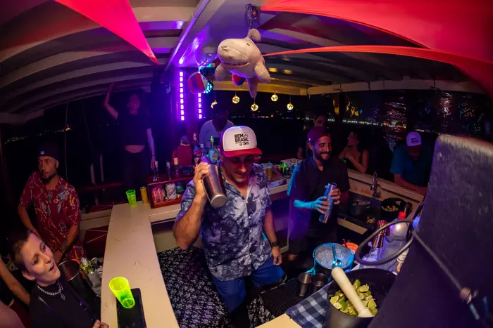 FIESTA EN BARCO NOCTURNO | B.B · 8
