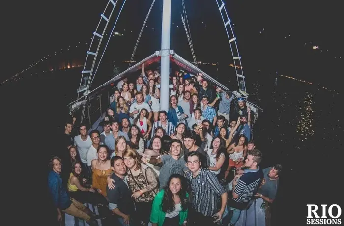 FIESTA EN BARCO | R.S · 9