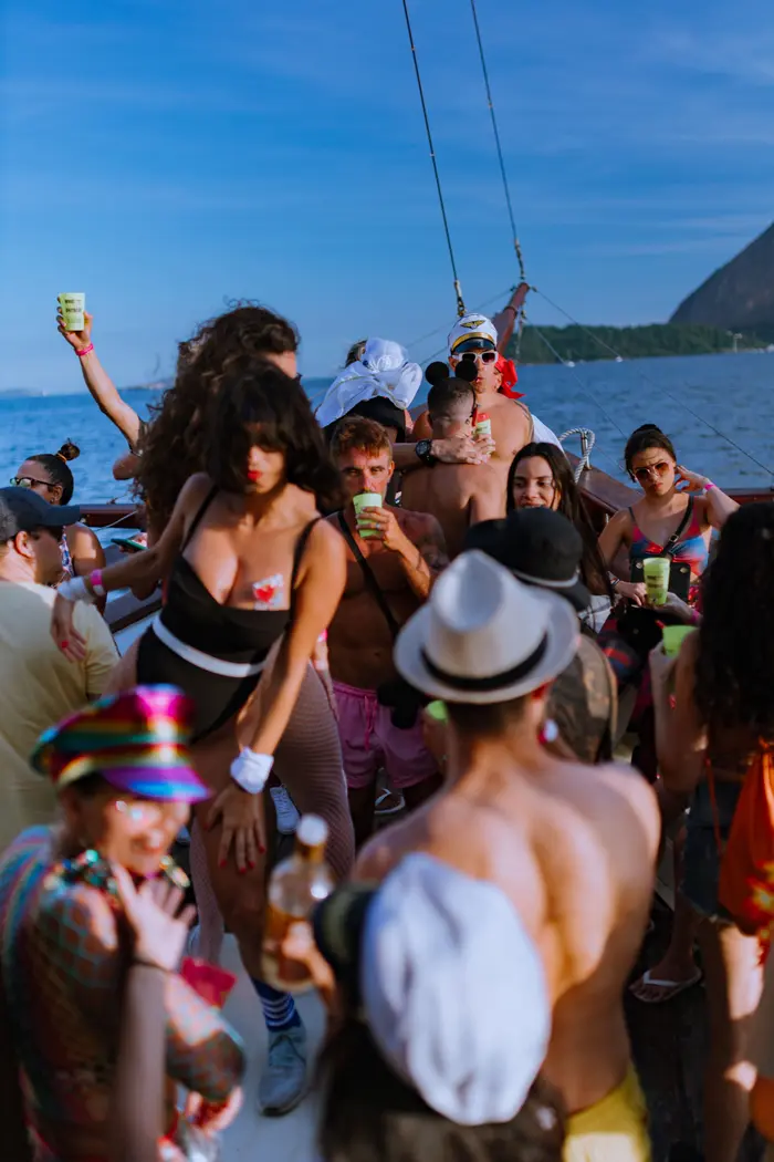 FIESTA EN BARCO SUNSET | B.B · 21