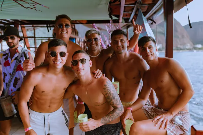 FIESTA EN BARCO SUNSET | B.B · 23