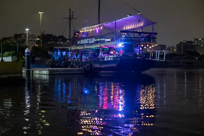 FIESTA EN BARCO NOCTURNO | B.B · 12