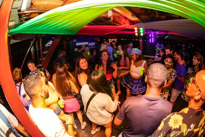 FIESTA EN BARCO NOCTURNO | B.B · 10