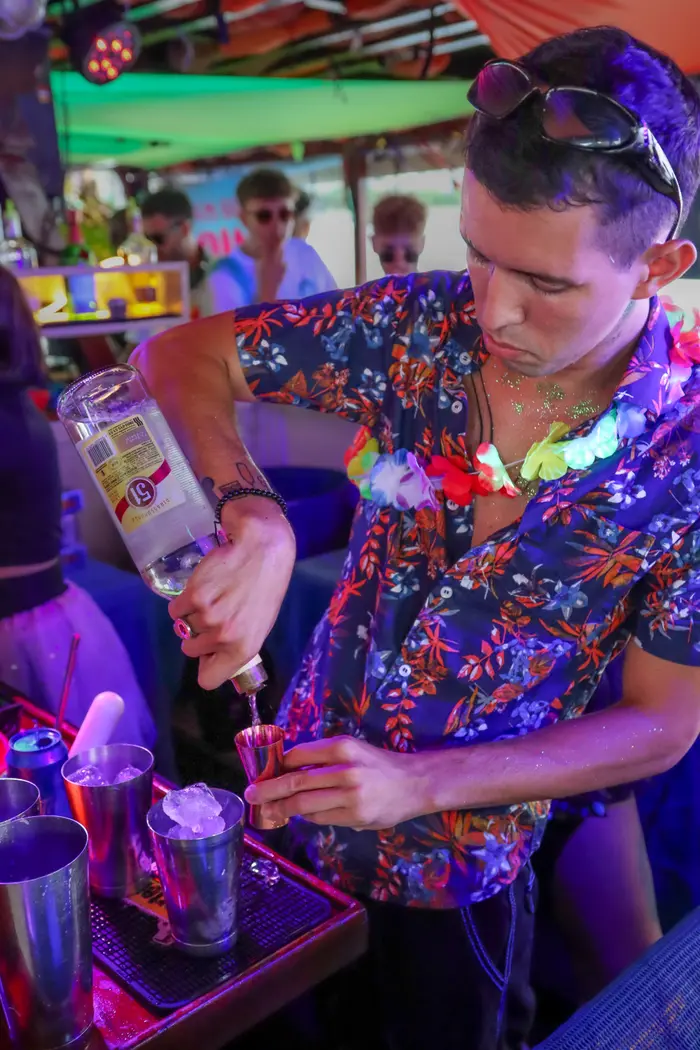 FIESTA EN BARCO SUNSET | B.B · 12