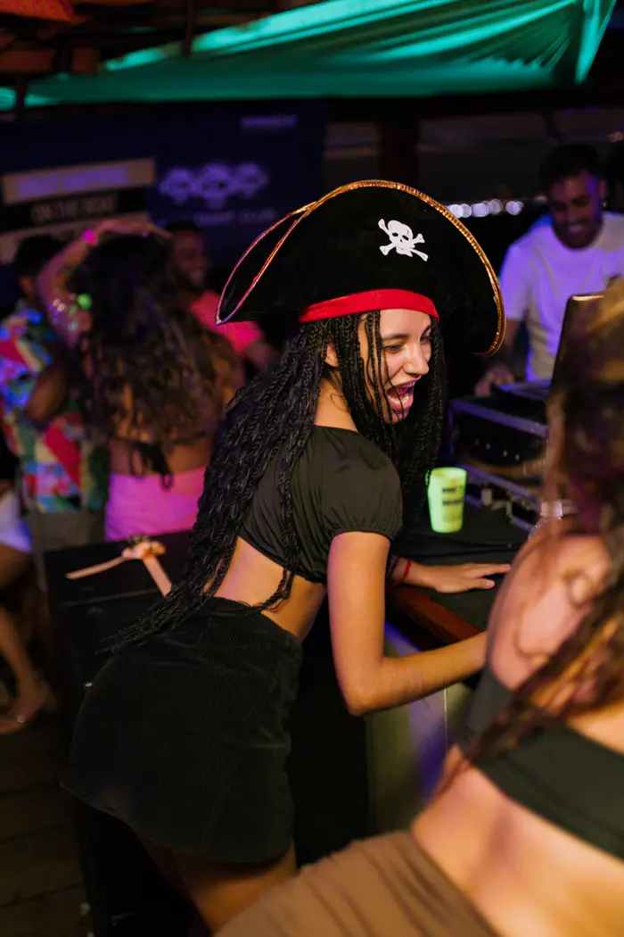 FIESTA EN BARCO NOCTURNO | B.B · 16