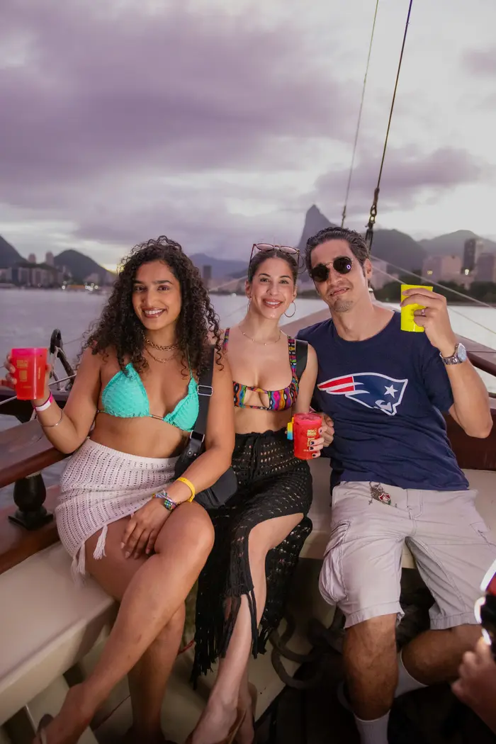 FIESTA EN BARCO SUNSET | B.B · 11