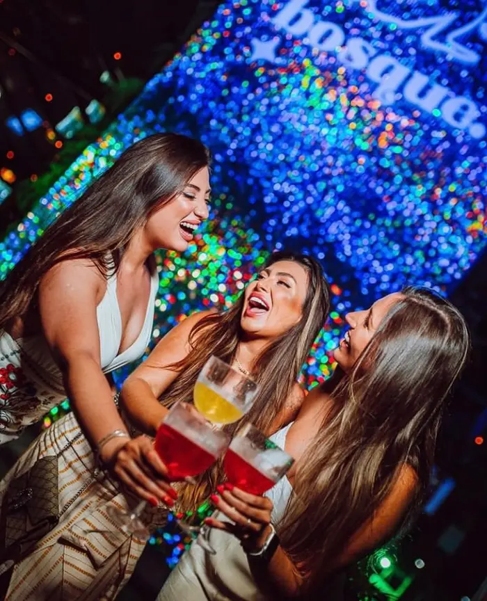 BOSQUE BAR · 9