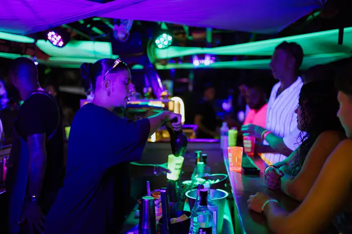 FIESTA EN BARCO NOCTURNO | B.B · 23