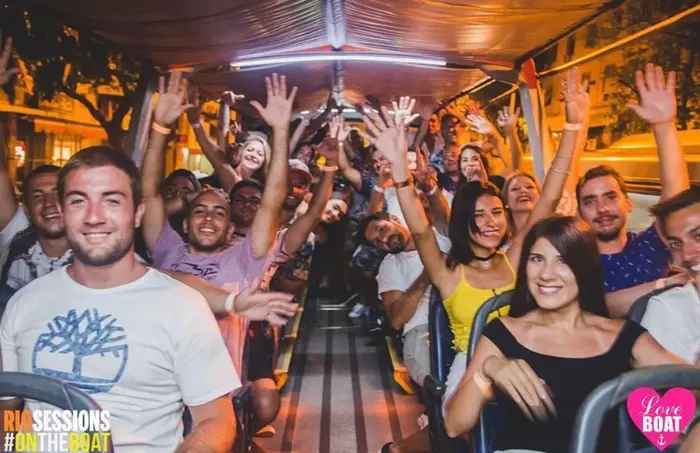 FIESTA EN BARCO | R.S · 10