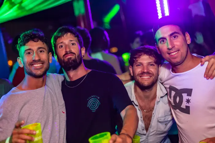 FIESTA EN BARCO NOCTURNO | B.B · 11