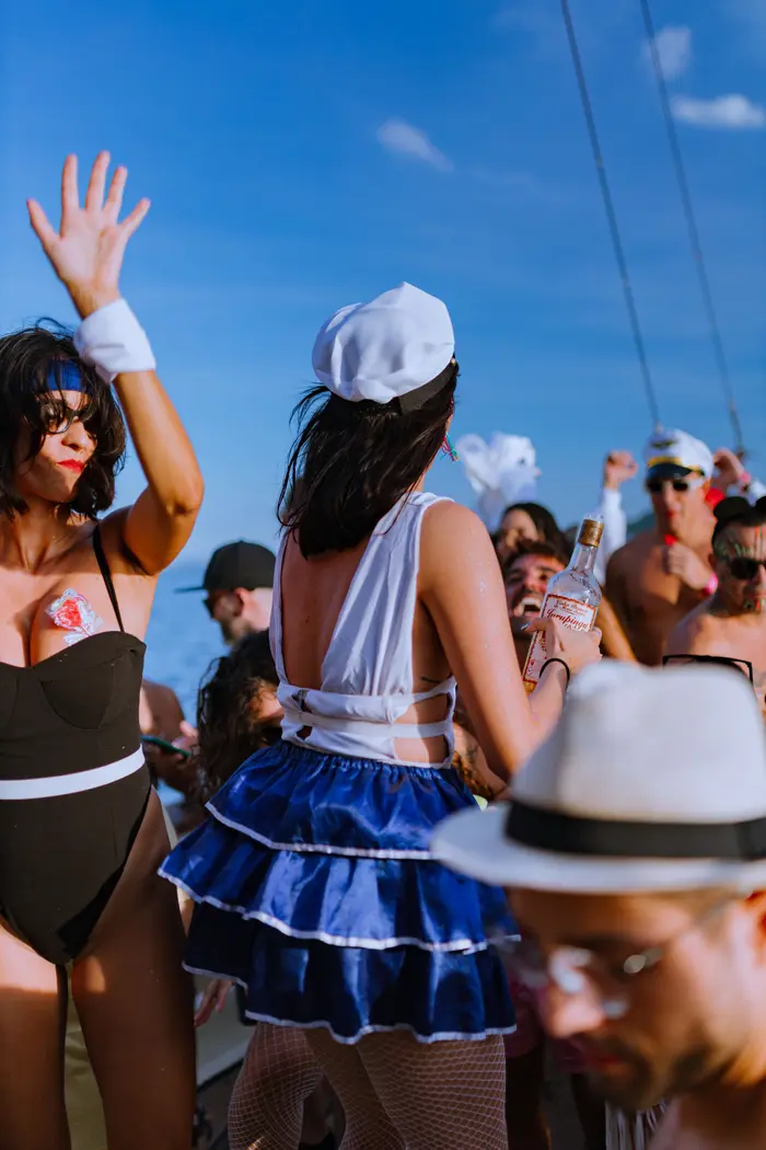 FIESTA EN BARCO SUNSET | B.B · 16