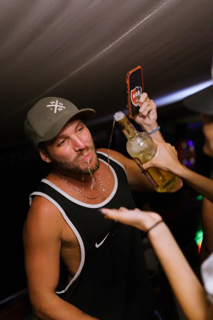 FIESTA EN BARCO NOCTURNO | B.B · 24