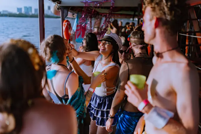 FIESTA EN BARCO SUNSET | B.B · 13